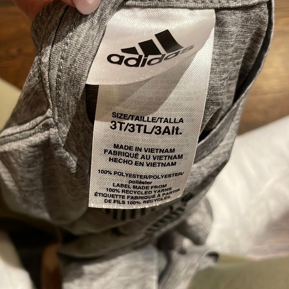 ♡ Adidas short sleeve size 3T - Picture 3 of 3